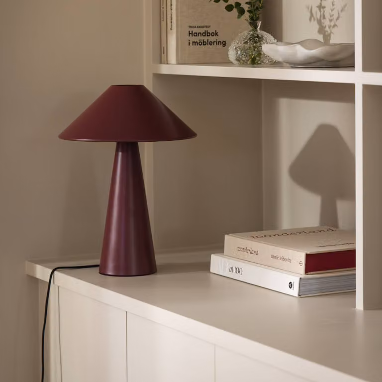 Globen Lighting Lampada da tavolo Cannes, Rosso, Soggiorno / Sala da pranzo, Metallo, Scandinavo, Lampada da tavolo