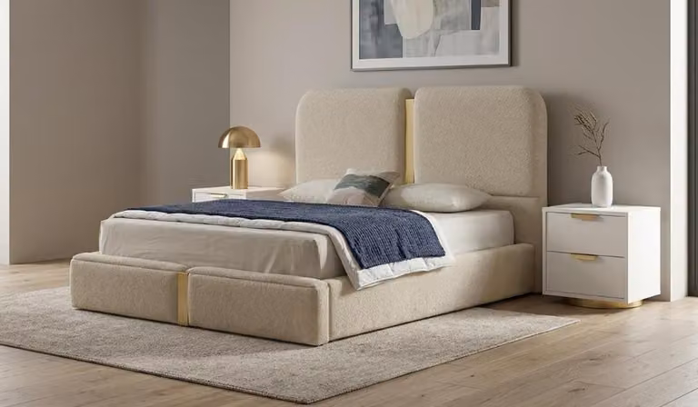 Un set moderno per camera da letto color beige, composto da un letto imbottito e un comodino