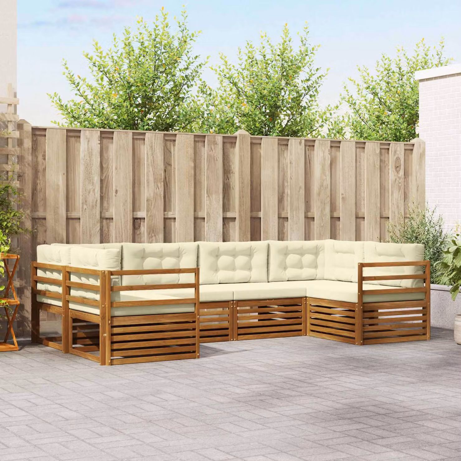 Set di divani da esterno vidaXL a forma di L composto da 6 pezzi in legno di acacia con cuscini beige e bianchi