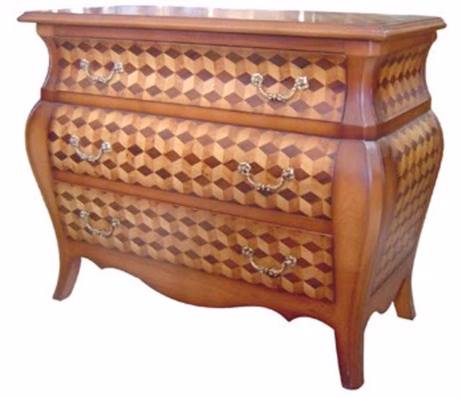 Comò Casa Padrino in stile barocco, realizzato in legno di faggio massello, finitura marrone mogano, con motivo a rombi e maniglie in metallo color ottone. Dimensioni: 122 cm