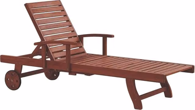 Lettino prendisole da giardino BELIANI in legno di acacia marrone con schienale regolabile, braccioli, vassoio laterale e ruote integrate in stile rustico