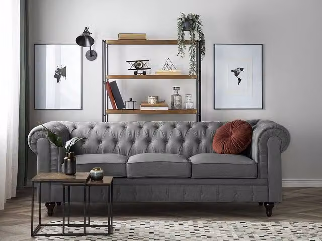 Divano Chesterfield Beliani a 3 posti in tessuto grigio con gambe in legno scuro