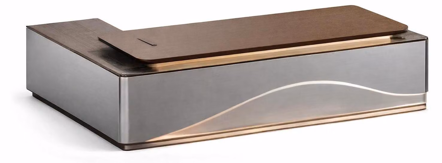 Moderna scrivania in acciaio inossidabile e legno con un'elegante forma ondulata