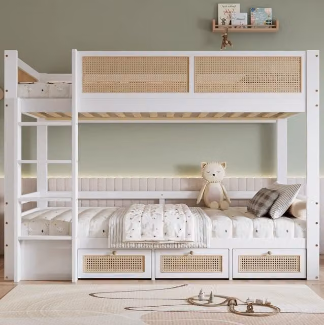 Letto a castello per bambini 90x200 cm in pino e MDF con tre cassetti scorrevoli, rete a doghe stabile e spondine di sicurezza, bianco e naturale