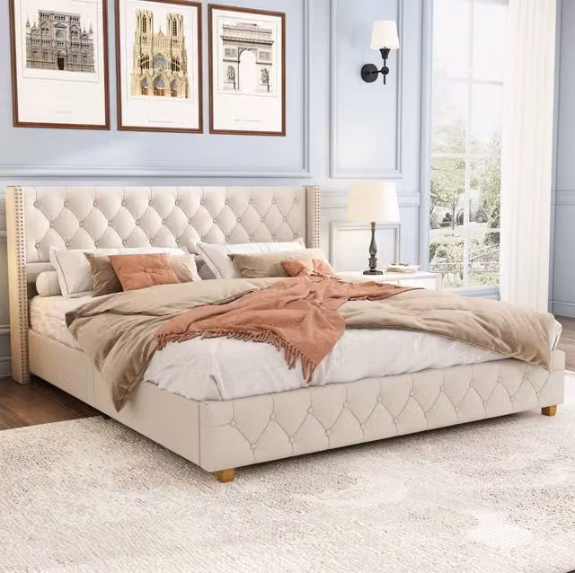 Letto imbottito 180x200 cm con rete a doghe, testiera con bottoni e borchie, gambe in legno, lino beige