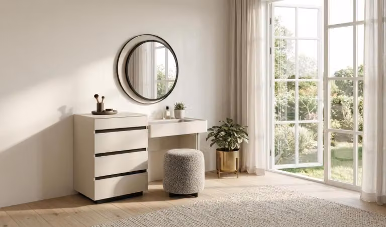 Set per tavolo da trucco: comodino, specchio, sgabello. Design moderno, colore bianco, elegante. Tavolo da trucco