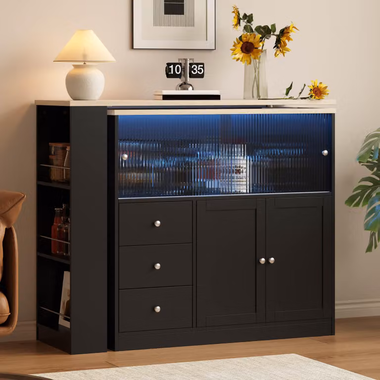 Isola da cucina Merax con piano girevole a 360°, bancone allungabile con 3 cassetti, tavolo da pranzo con ante scorrevoli in vetro, mobile contenitore a buffet con illuminazione RGB a LED, realizzato in MDF, colore nero