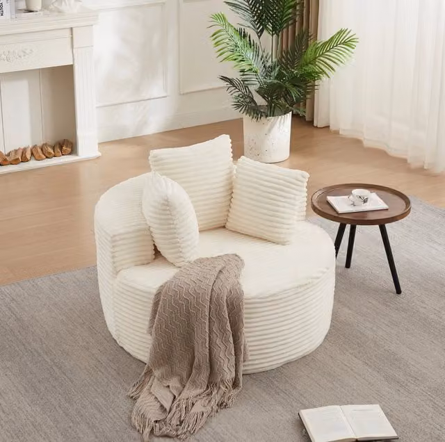 Poltrona lounge rotonda beige in velluto a coste con tre cuscini