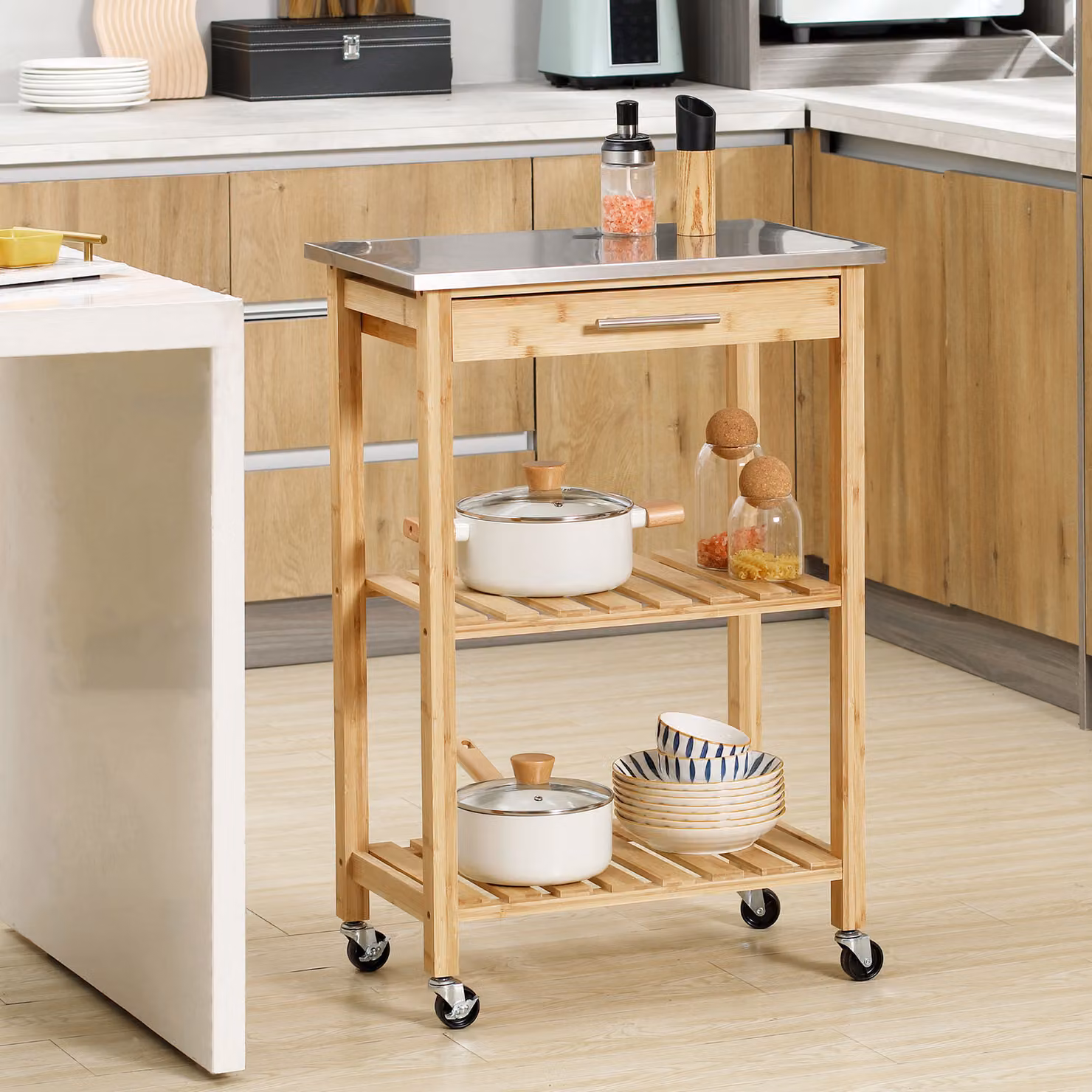 Carrello da cucina HOMCOM in bambù naturale con piano in acciaio inox, cassetto e mensole a doghe, moderno con ruote – 2