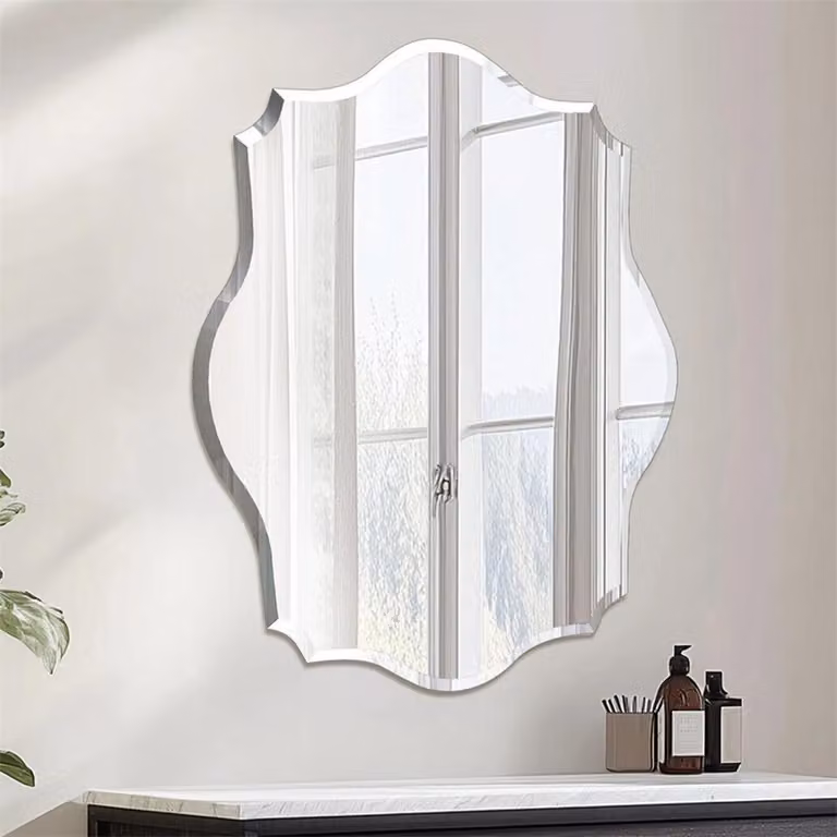 Specchio da parete senza cornice - Specchio ovale per il bagno e per il trucco - Bordo ondulato - Rifinitura a sfaccettatura - Design moderno - 60x80 cm - Argento