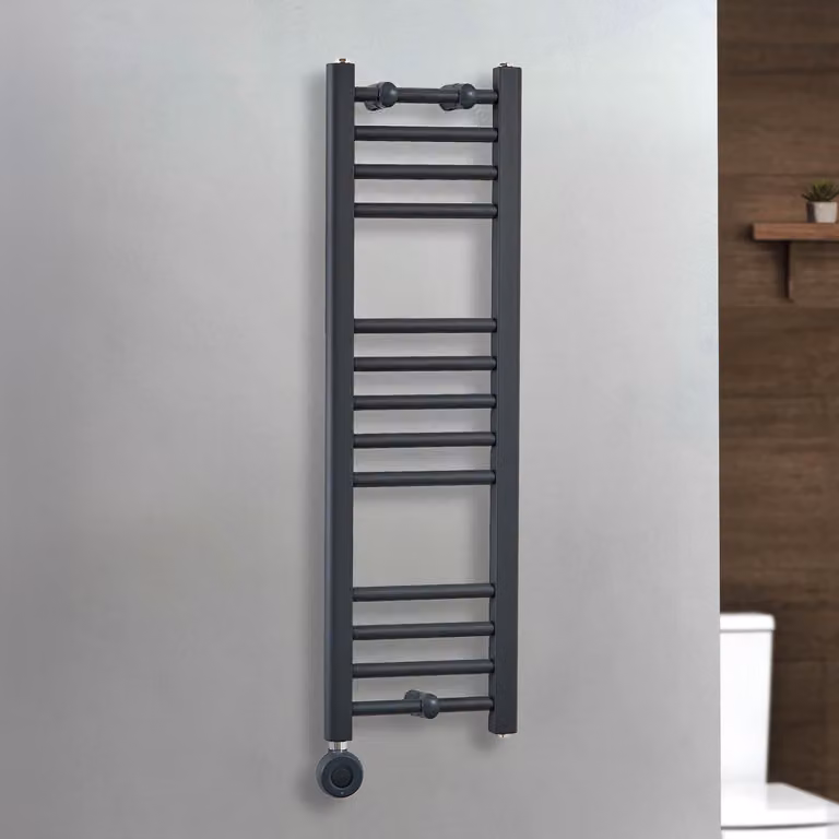 Scaldasalviette Elettrico ECOSO by Hudson Reed Antracite con Elemento Termostatico Wi-Fi e Presa Elettrica H: 100 cm, L: 30 cm