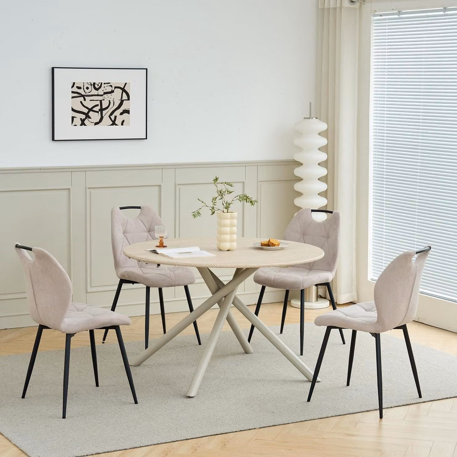 Set da pranzo composto da tavolo e 4 sedie, tavolo rotondo di 115 cm di diametro, rivestimento in lino, colore giallo chiaro e beige