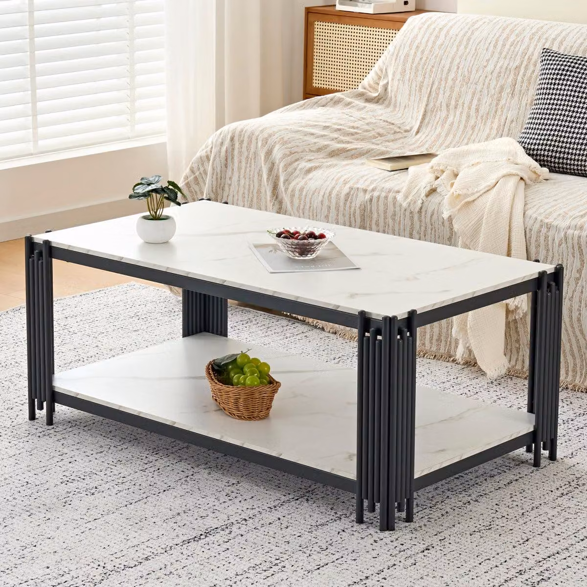 Tavolino rettangolare con gambe in metallo; piano in finitura marmo; tavolino moderno da salotto bianco e nero; L 114 x P 64 x H 46 cm
