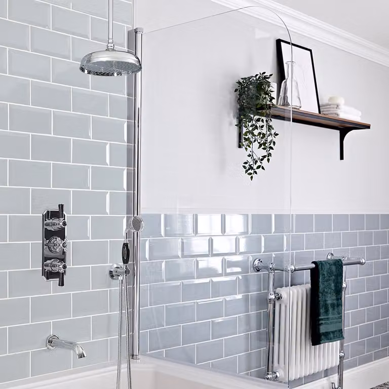 Sistema Termostatico Tradizionale Elizabeth HudsonReed per Doccia e Vasca con Soffione da 200mm, Doccetta e Braccio a Soffitto, Colore Cromo e Nero