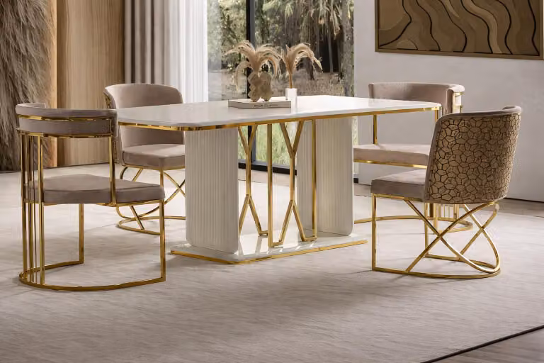 Elegante tavolo bianco con 4 lussuose sedie dall'effetto dorato