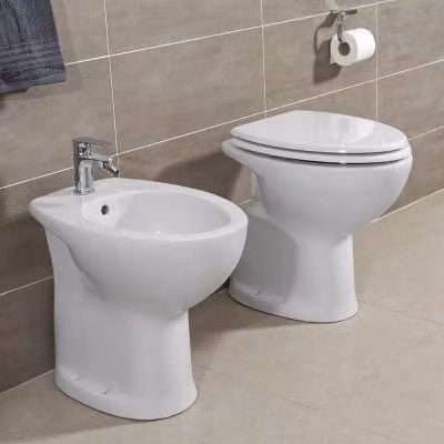 Set di sanitari per anziani in ceramica bianca con scarico a terra e copriwc incluso
