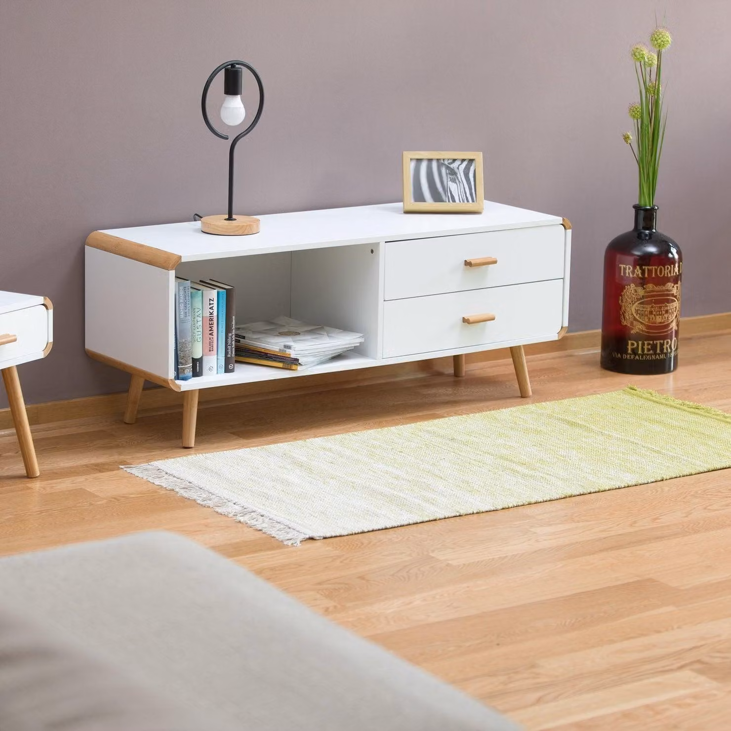 Credenza con bordo arrotondato e contenitore, design nordico