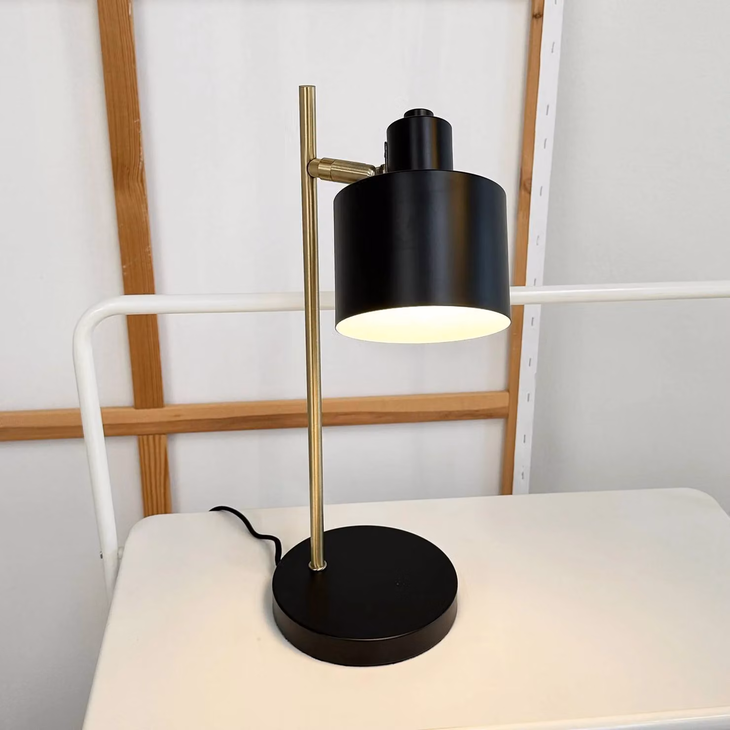 Dyberg Larsen Lampada da tavolo Ocean, nera/ottone, 43 cm Ocean, Nero, Soggiorno / Sala da pranzo, Metallo, Scandinavo, Lampada da tavolo