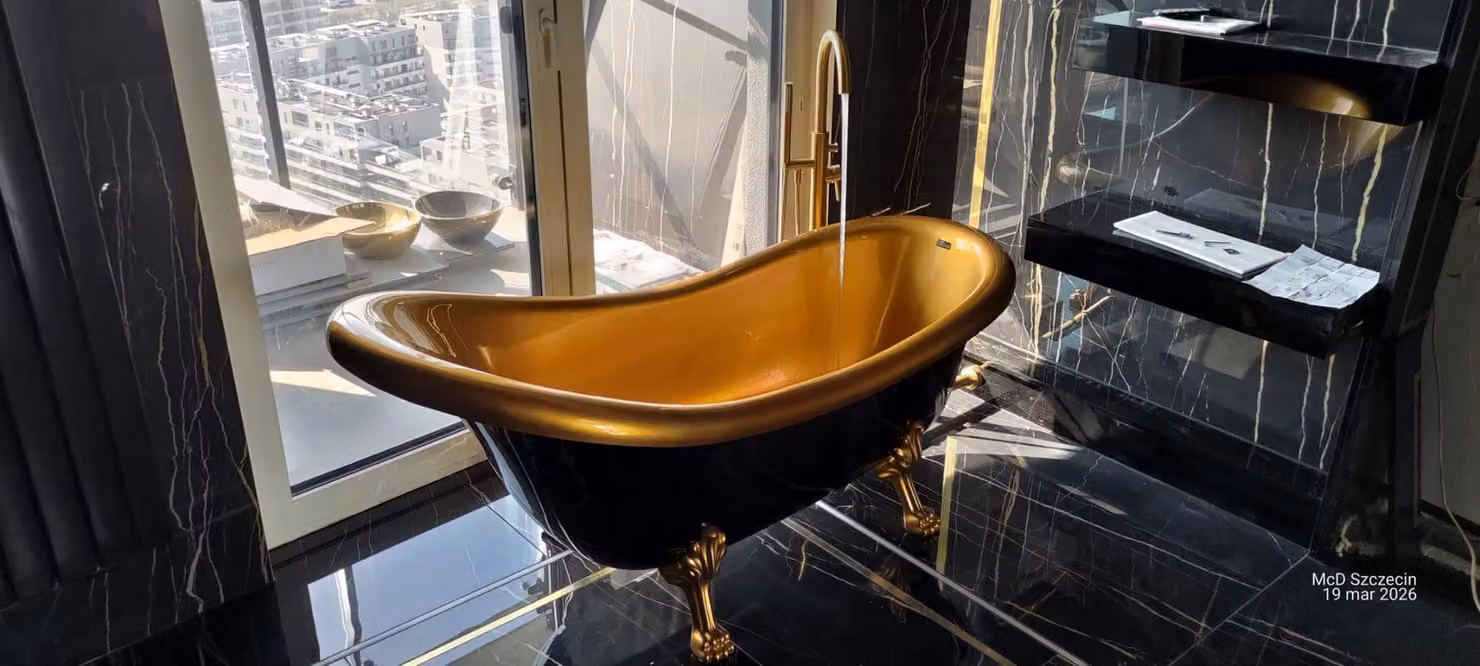 Vasca da bagno freestanding in stile retrò, nera e dorata, con piedini a forma di zampa di leone in composito, disponibile in 3 misure