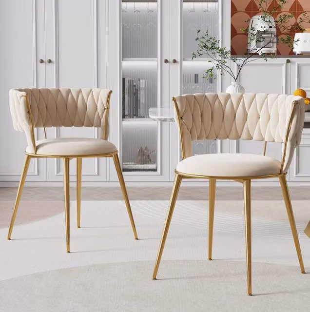 Set di 2 sedie da pranzo ULEVR in velluto avorio con schienale sagomato e gambe in metallo dorato