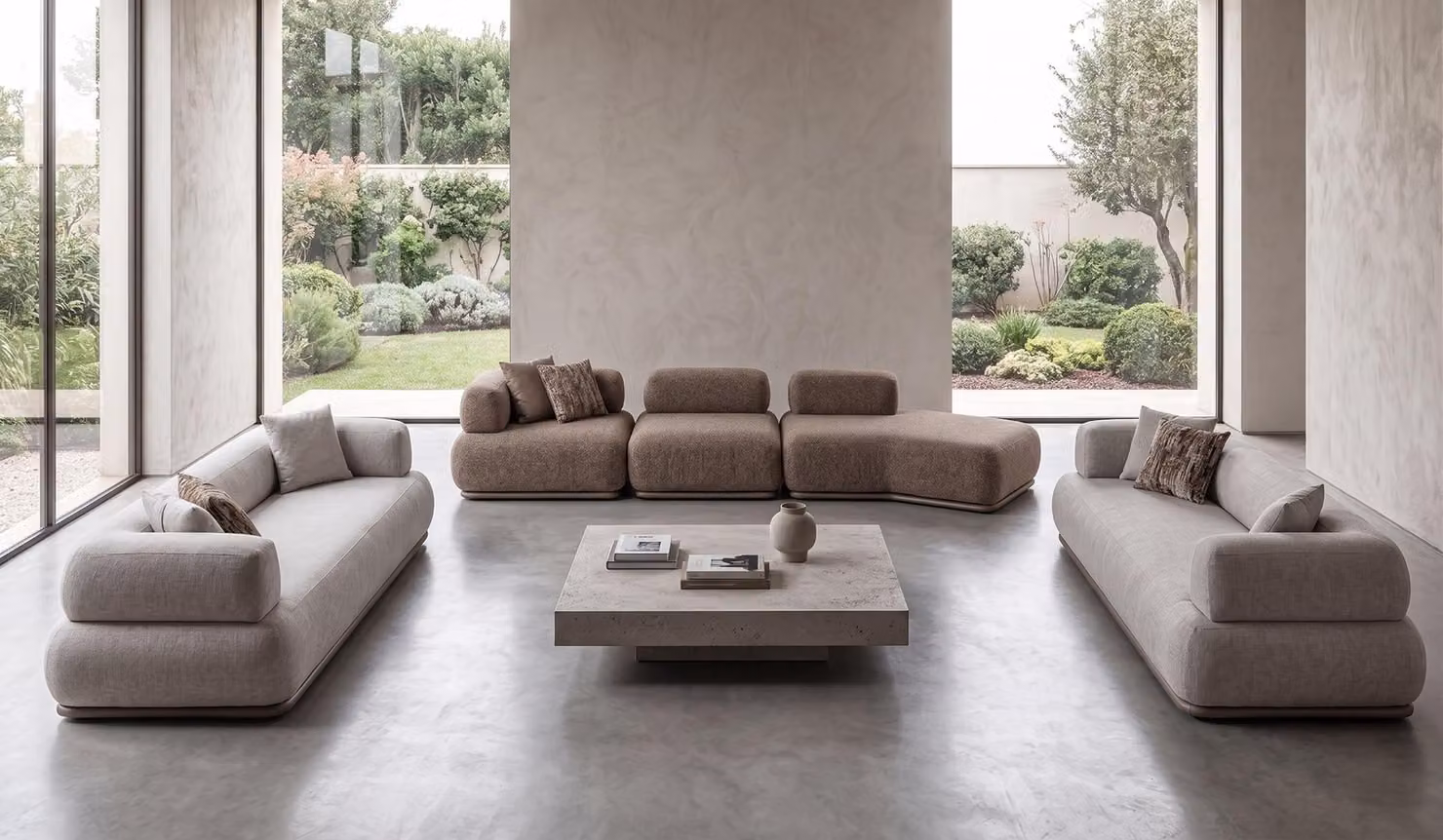 Divano modulare beige, composto da un angolo e due divani a tre posti, con rivestimento in tessuto e design confortevole