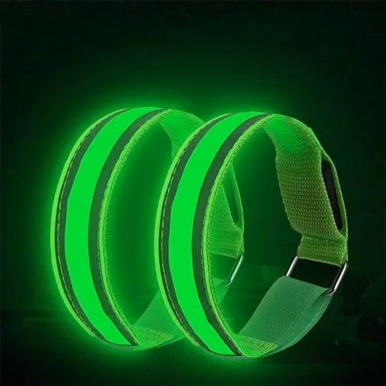 Braccialetti LED, confezione da 2, verdi, 3 modalità di illuminazione, braccialetti riflettenti ricaricabili, attrezzatura riflettente per la corsa, l'escursionismo e il ciclismo al crepuscolo.