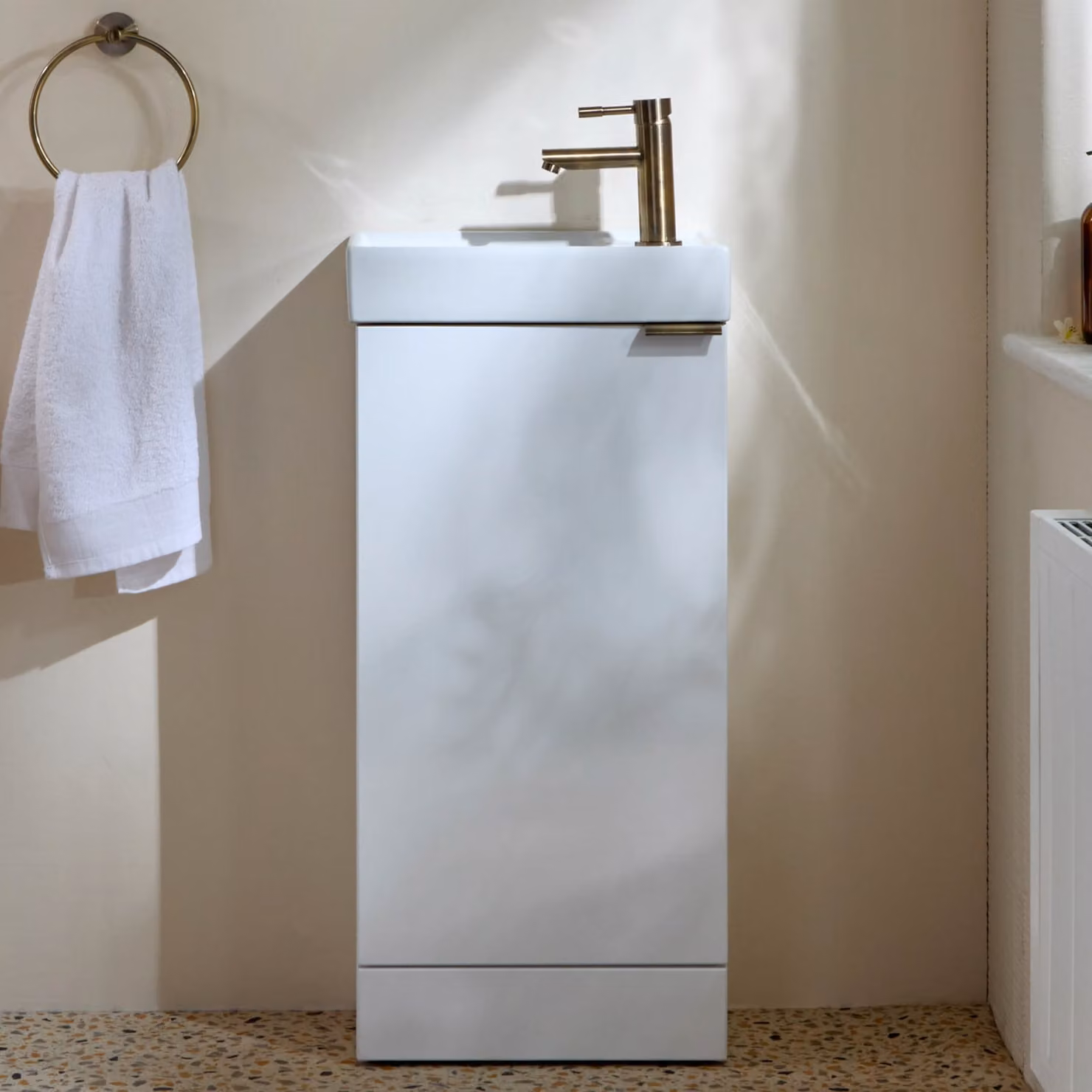 Mobile Bagno a Terra Bianco da 400mm con Lavabo e Maniglia con Impugnatura a Dito in Ottone Spazzolato - Cluo