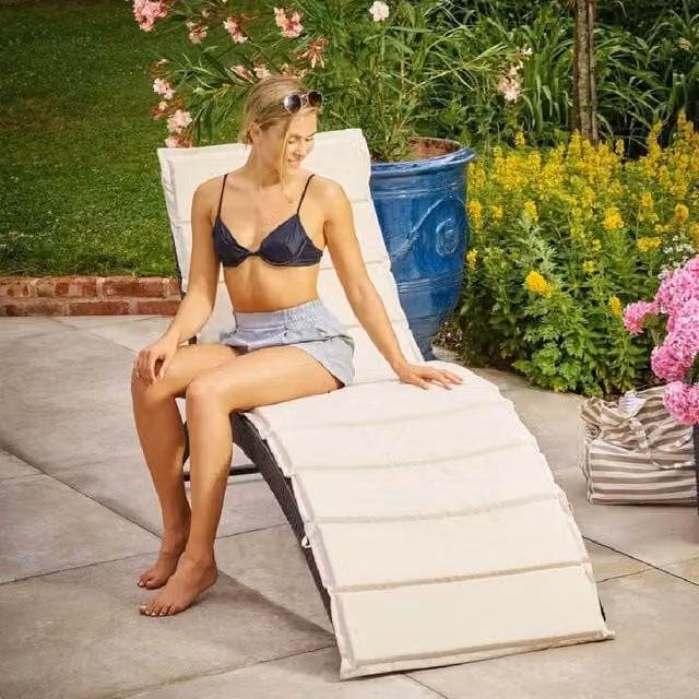 Lettino Sdraio Pieghevole Outsunny in Polyrattan con Cuscino Impermeabile per Giardino e Terrazzo, Colore Nero e Beige – 1