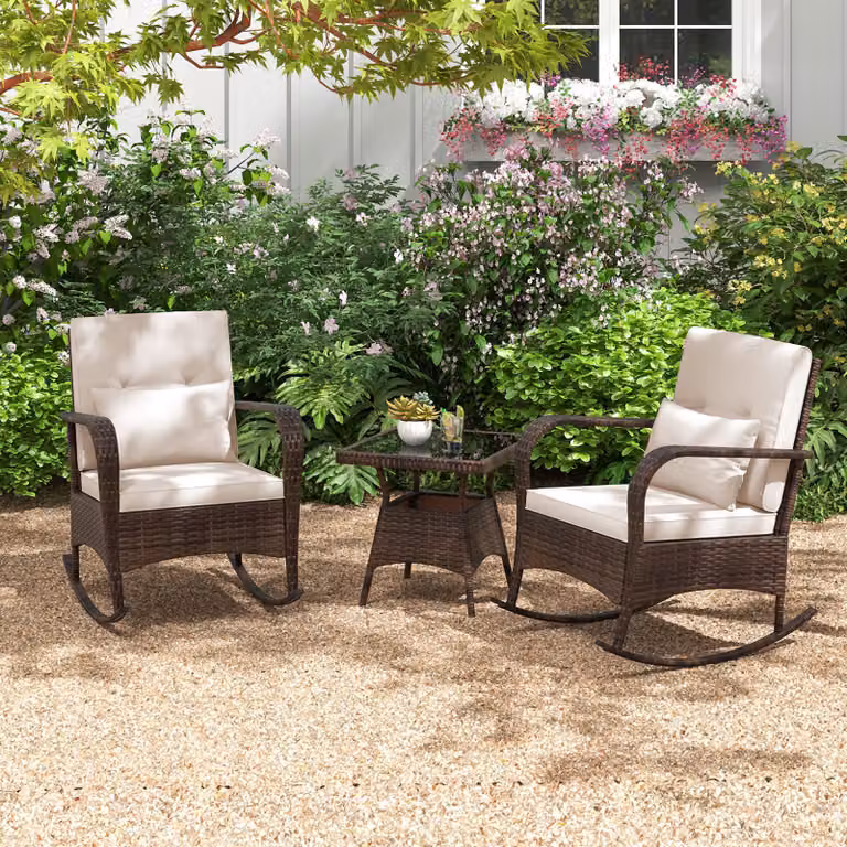 Set da bistrot a dondolo Costway 3 pezzi in rattan marrone con tavolino in vetro temperato e cuscini morbidi per giardino e balcone