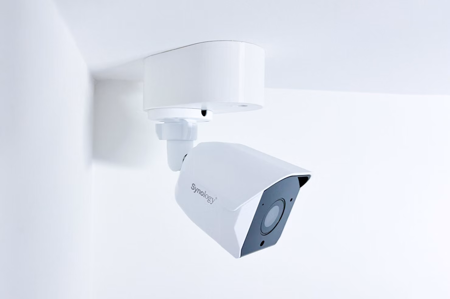 Supporto a parete e a soffitto SYNOLOGY con copricavo per telecamere BC500, bianco