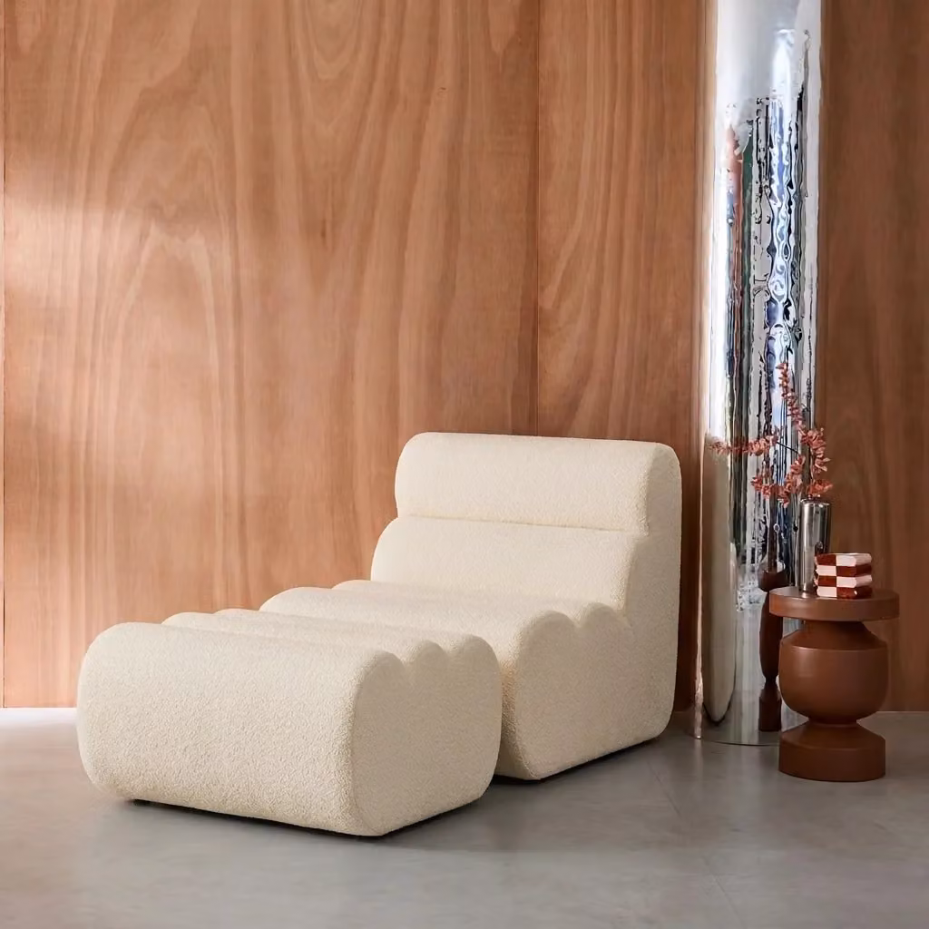 Poltrona lounge in tessuto bouclé bianco con pouf coordinato SWEEEK – 2