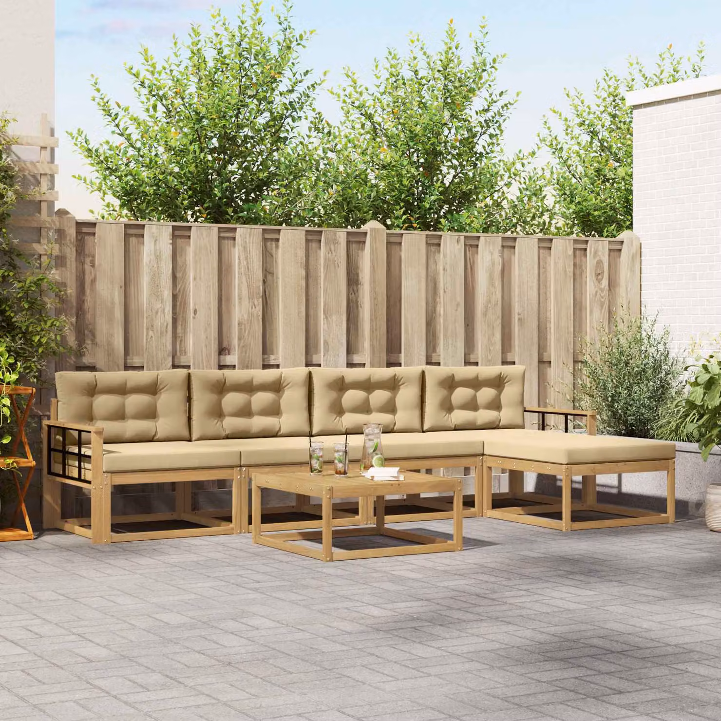 Set di divani da esterno vidaXL a forma di L composto da 6 pezzi con tavolino e pouf, struttura in legno di acacia e cuscini in poliestere bianco, beige e marrone