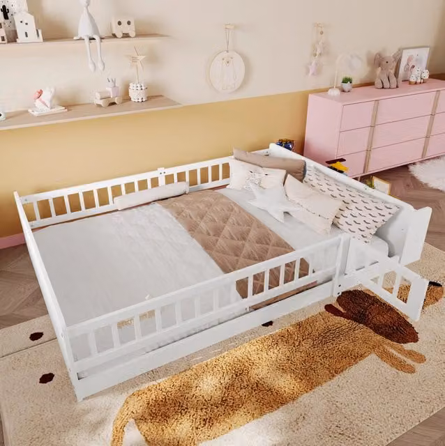 Letto per bambini ULEVR 140x190 cm in pino bianco con ripiani aperti e cancelletto apribile