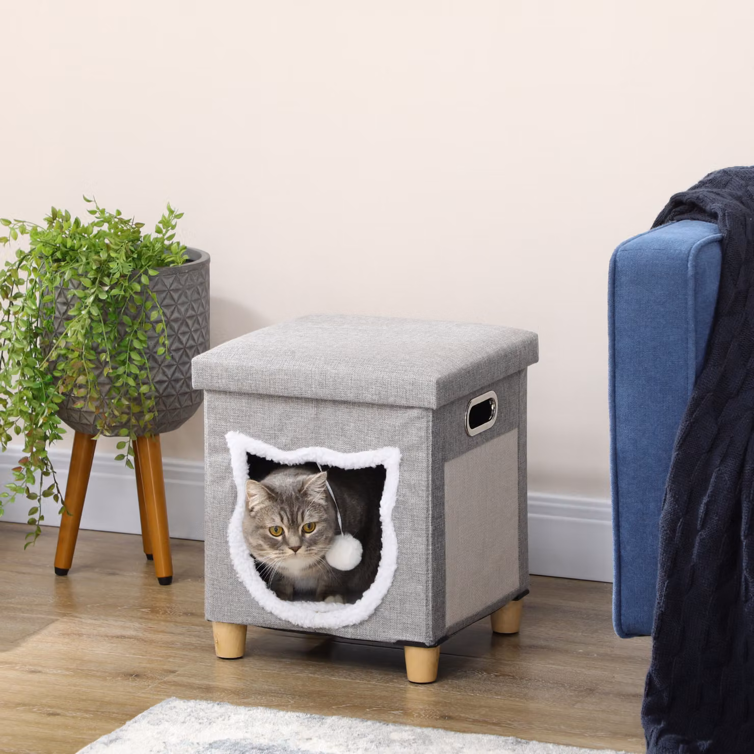 Casetta per gatti PawHut con tiragraffi, cuscino e giocattoli integrati in legno e poliestere, L/P/H: 35.5 x 35.5 x 42.5 cm, beige e grigio – 2