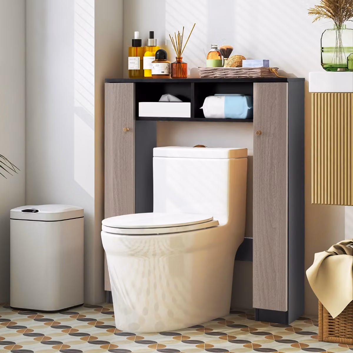 Scaffale sopra wc Costway con doppia anta, 2 scomparti aperti e 4 ripiani regolabili, mobile a ponte per bagno in MDF marrone