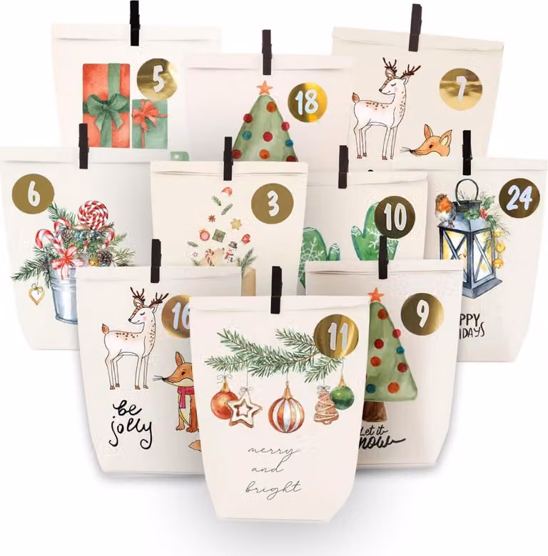 Calendario dell'Avvento con motivi acquerellati e sacchetti di carta kraft