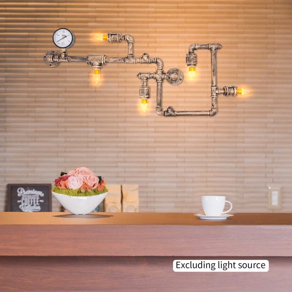 Lampada da parete 95x44 cm - Stile industriale - Design con elementi dorati che ricordano tubature - 5 punti luce - Realizzata in ferro
