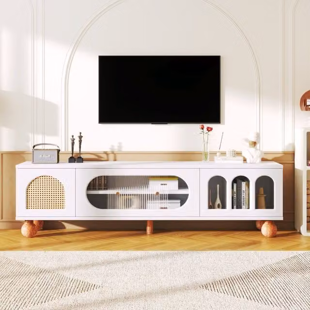 Mobile TV moderno GL Store bianco con anta scorrevole in vetro, dettagli in rattan e piedini in legno massiccio – 1