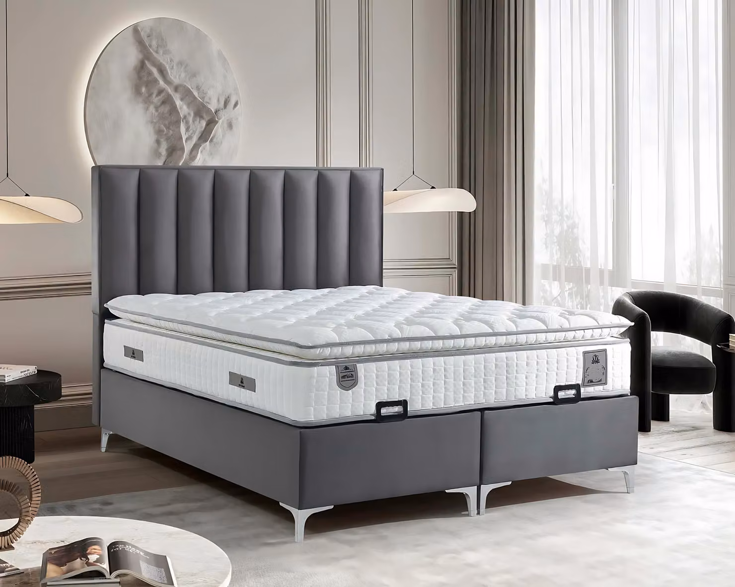 Elegantes graues Bett mit Matratze aus Textil und Holz