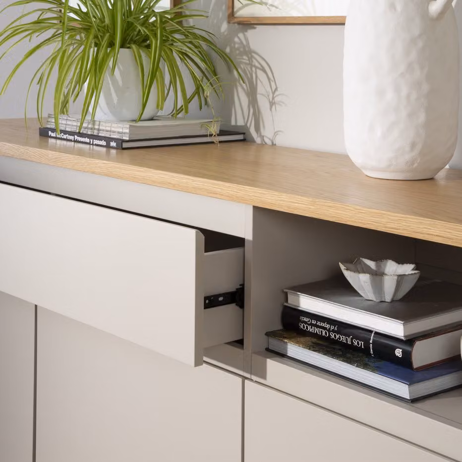Credenza Ellinor Banak in legno rovere color beige con finitura opaca e cassetti soft close – 2