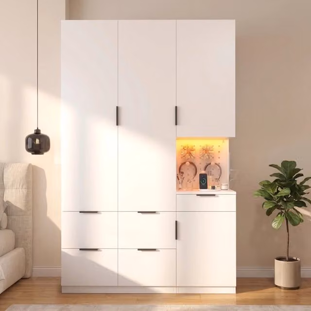 Armadio 135 x 50 x 200 cm; 4 ante a battente; illuminazione LED; presa elettrica; 2 aste appendiabiti; 5 cassetti; bianco