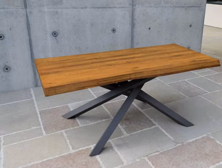 Tavolo fisso Big Table in rovere massello nodato marrone con bordo live edge e struttura in metallo stile industrial Mobili 2G L/P/H: 160 x 90 x 76 cm