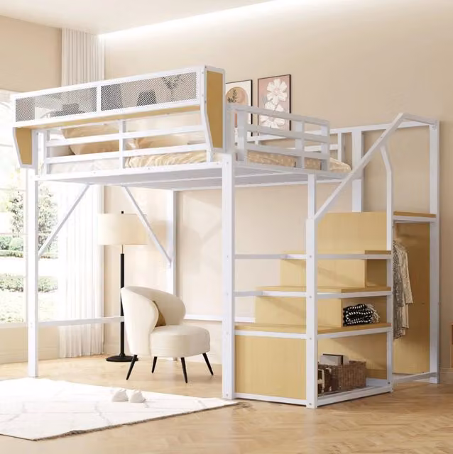 Letto a soppalco 140x200 cm in metallo con scala di sicurezza e ripiano flessibile; bianco