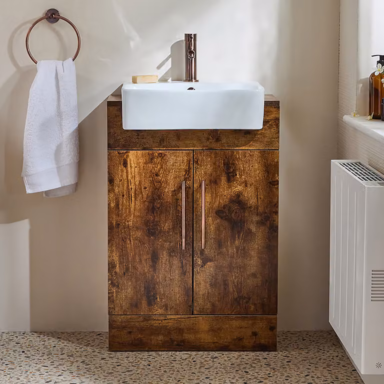 Mobile Bagno a Terra Rovere Scuro da 550mm con Lavabo e Maniglie con Barra a T in Bronzo Spazzolato - Cluo