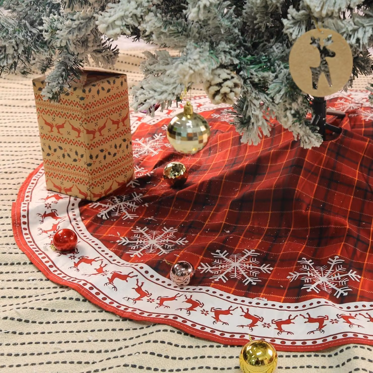 Copri albero di Natale rosso con motivo a fiocchi di neve, marca Ren, 120 cm
