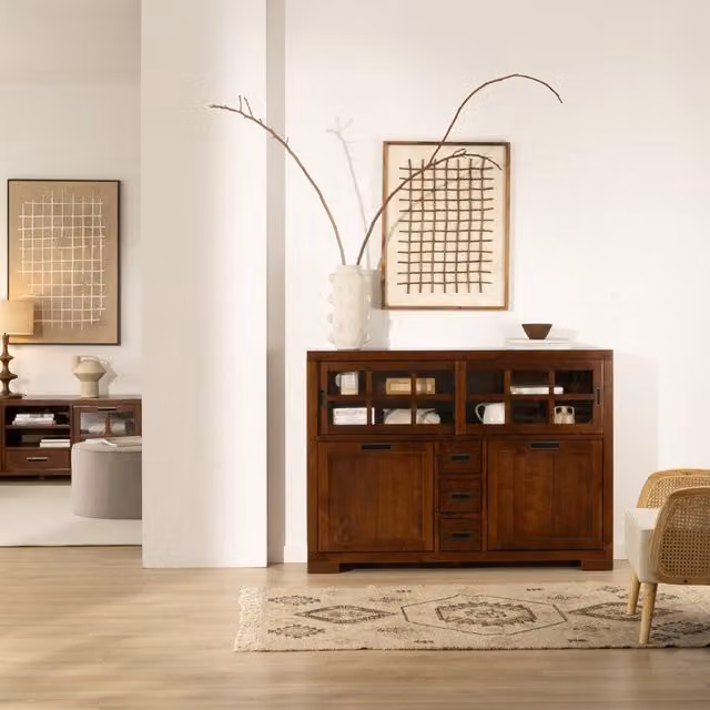 Credenza stretta Kenia Banak in legno massello di mindi colore marrone con design geometrico e finitura opaca