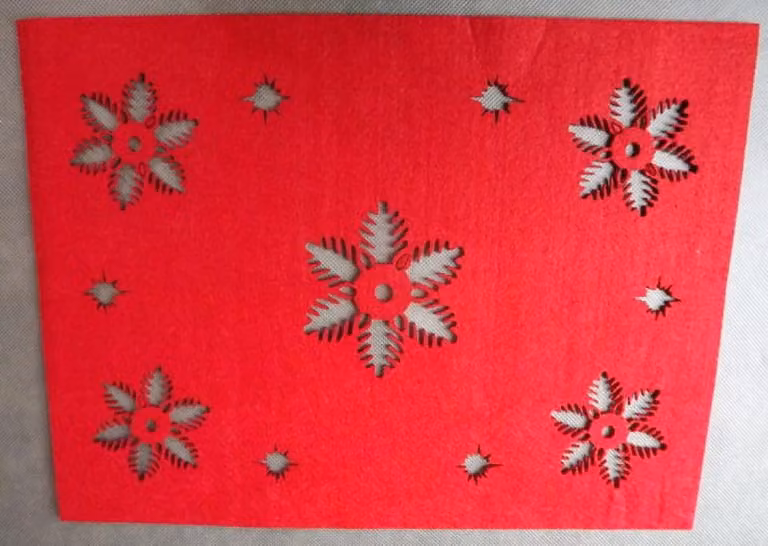 Tovagliolo rettangolare in feltro con fiocchi di neve in rosso
