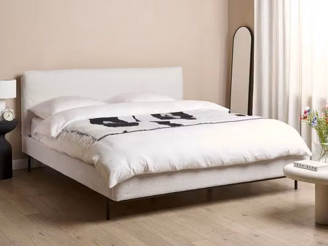 Letto matrimoniale Beliani in tessuto Bouclé bianco con design moderno e struttura imbottita L/P/H: 219 x 180 x 101 cm – 1