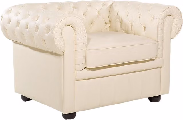 Poltrona Chesterfield Beliani in ecopelle beige con struttura in legno e imbottitura in schiuma
