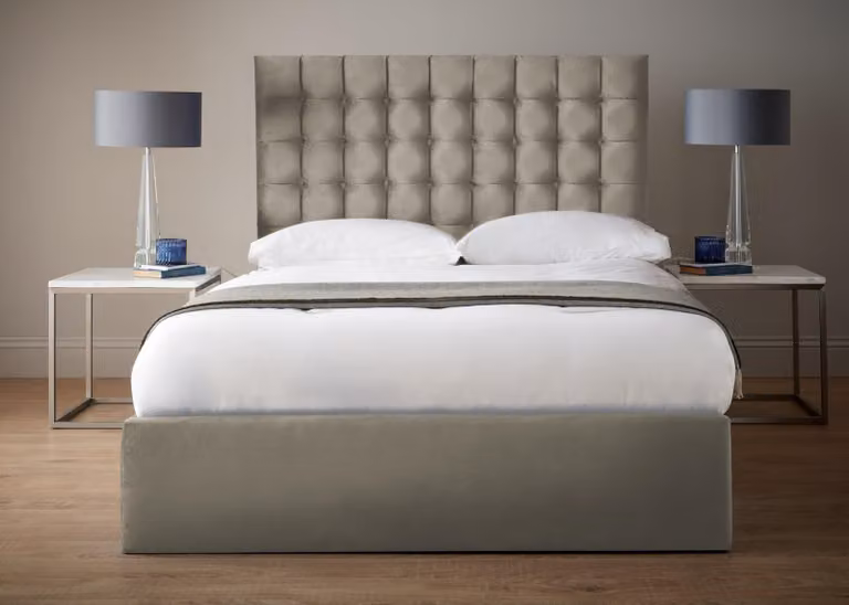 Luxus Samt Textil Bett Doppel Design Chesterfield Klassische Betten Beige